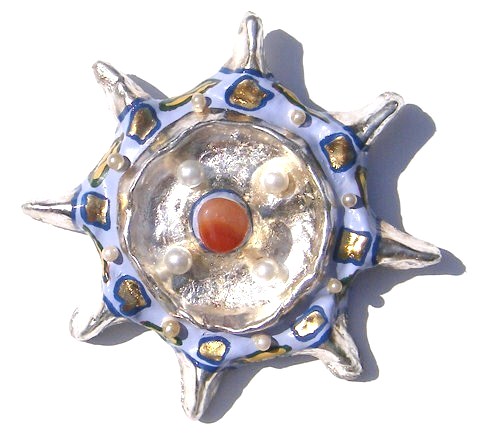 Fibula La rtes (Carneool stone) 

La rtes was the son of Arcesius and Chalcomedusa. He was the father of Odysseus (who was thus called Laertiades, and Ctimene by his wife Anticlea, daughter of the thief Autolycus. La rtes was an Argonaut and participated in the hunt for the Calydonian Boar. La rtes's title was King of the Cephallenians, which he presumably inherited from his father Arcesius and grandfather Cephalus. His realm included Ithaca and surrounding islands, and perhaps even the neighboring part of the mainland of other Greek city-states.