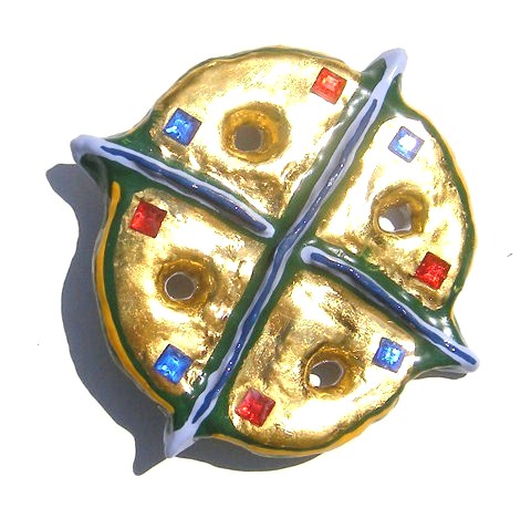 Fibula Peleus ( Colouerd Glas )

In Greek Mythology, Peleus was a hero who was already known to Homer Peleus was the son ofAeacus, king of the island of Aegina and Ende s, the oread of Mount Pelion in Thessaly he became the father of Achilles. He and his brother Telamon were friends of Herakles, serving in his expedition against the Amazons and his war against King Laomedon. Though there were no further kings in Aegina, the kings of Epirus claimed descent from Peleus.
